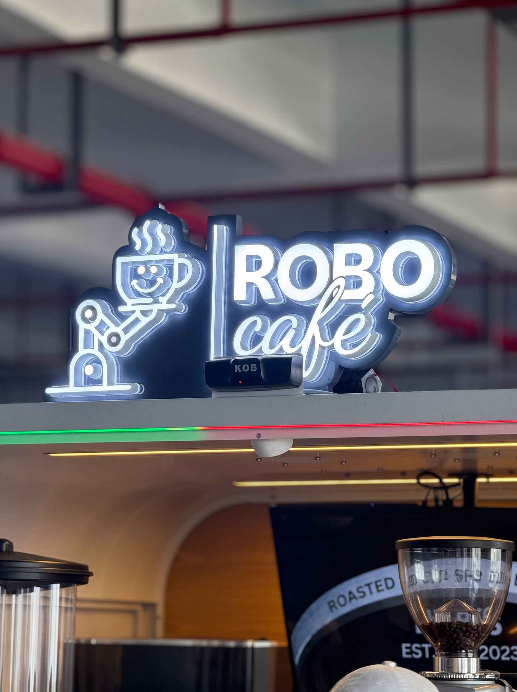 RoboCafé-logoen i neon på toppen av stasjonen